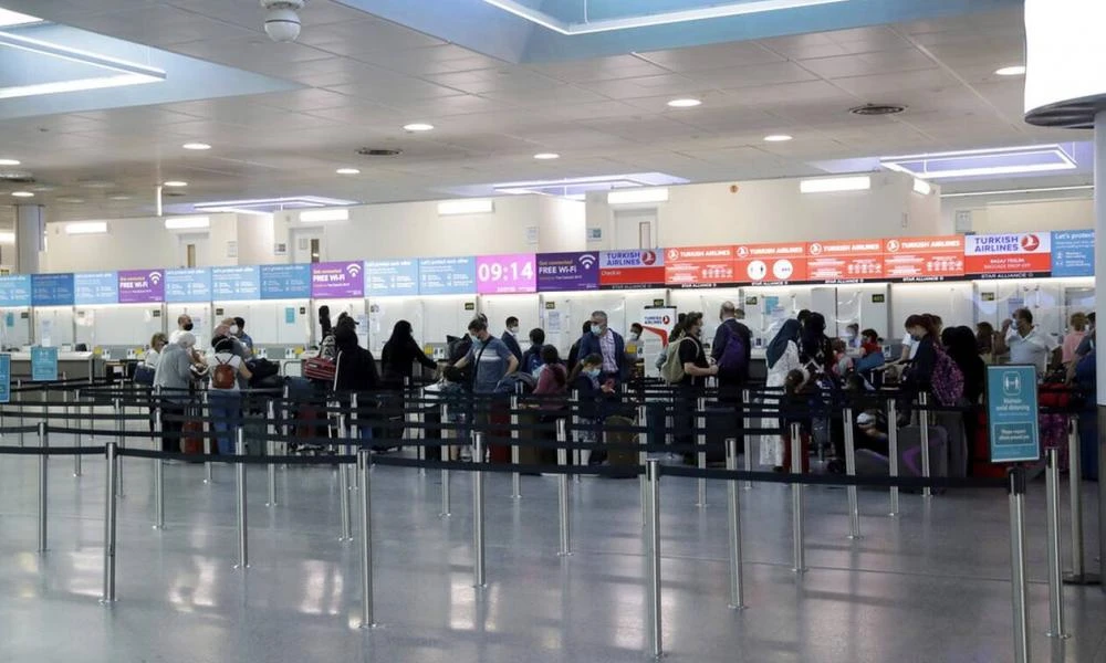Βρετανία: Χάος κι οργή για τις ακυρώσεις πτήσεων -Η «οδύσσεια» μίας οικογένειας να φτάσει στην Κρήτη